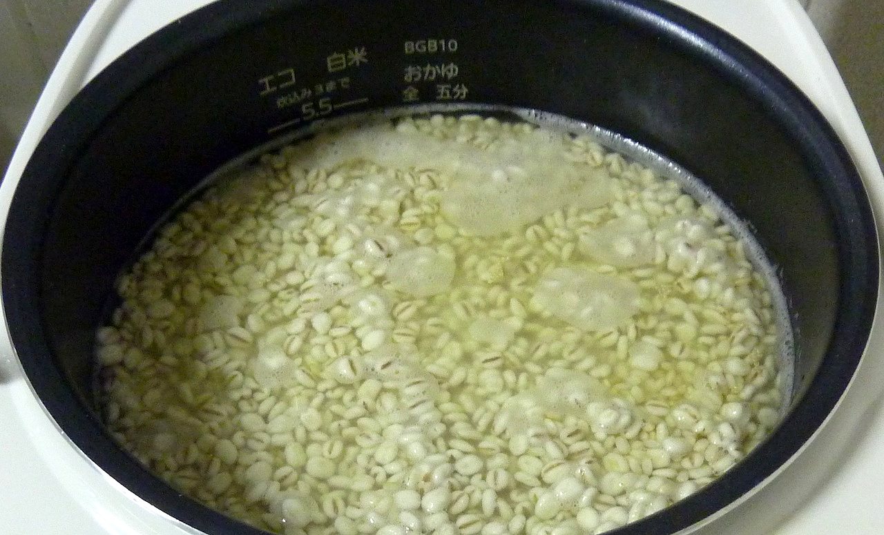 炊飯器内の胚芽大麦と米