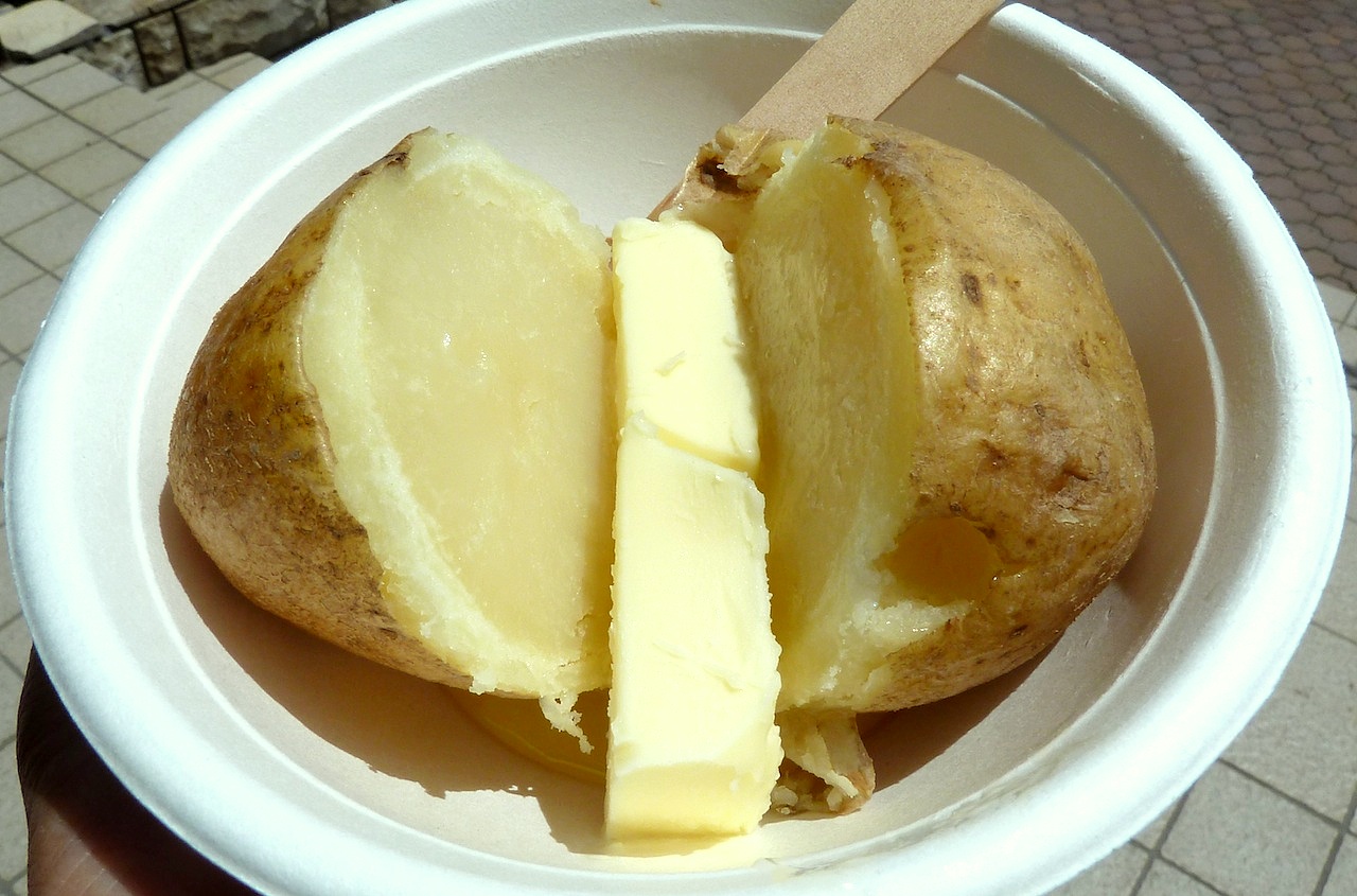 北海道の富良野の観光旅行 ファーム富田のじゃがバター