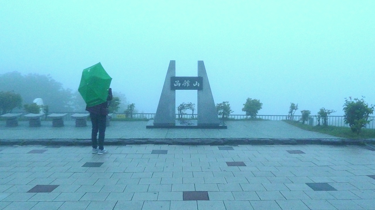 北海道の観光旅行 函館山の山頂からの夜景 雨天