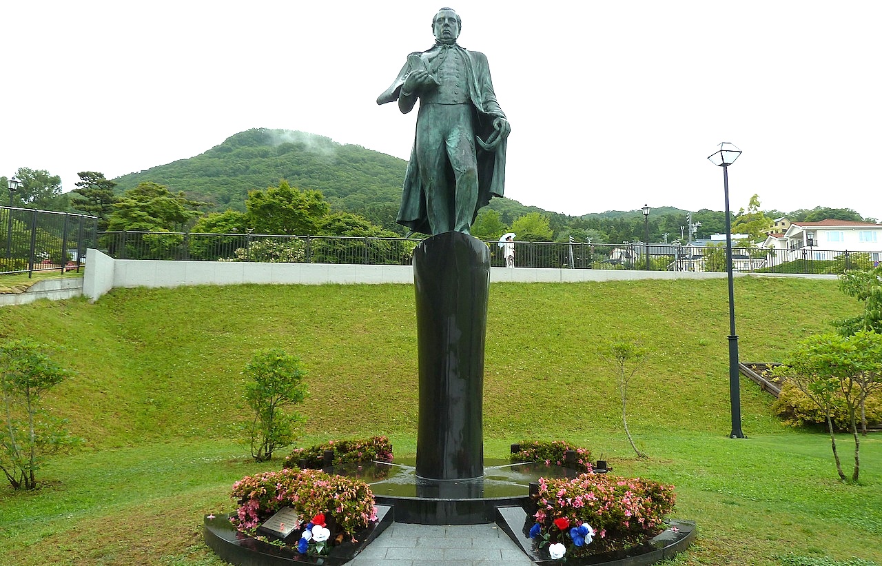 北海道の函館の観光旅行 ペリー像と提督来校記念碑