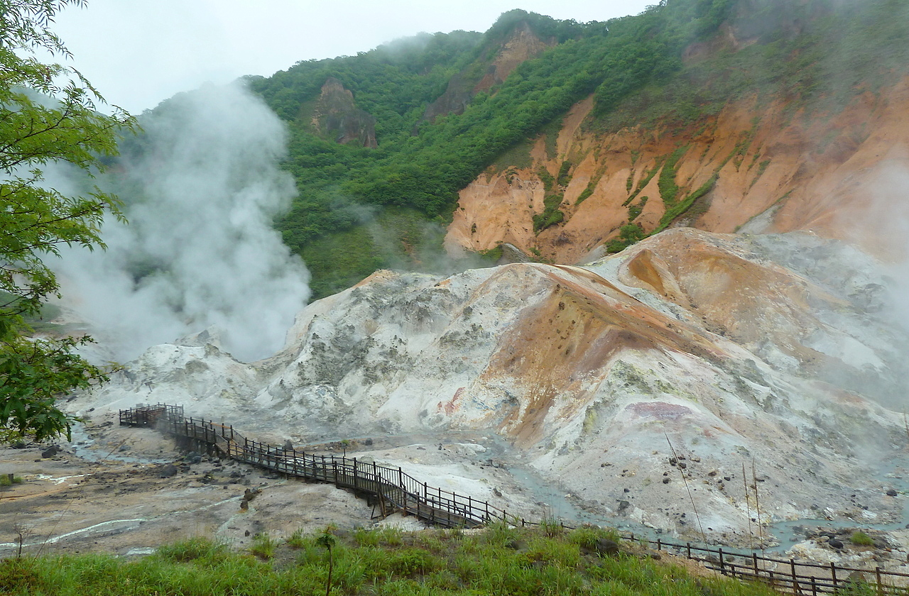 北海道の登別温泉の観光旅行 地獄谷