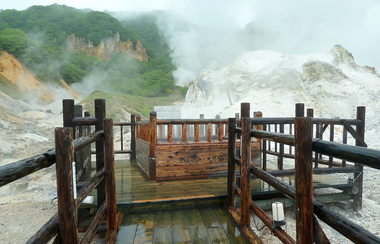 北海道の登別温泉の観光旅行 地獄谷の遊歩道