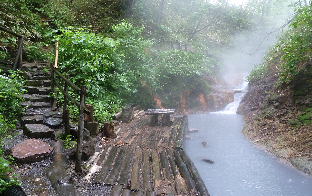 北海道の登別温泉の観光旅行 大湯沼川天然足湯