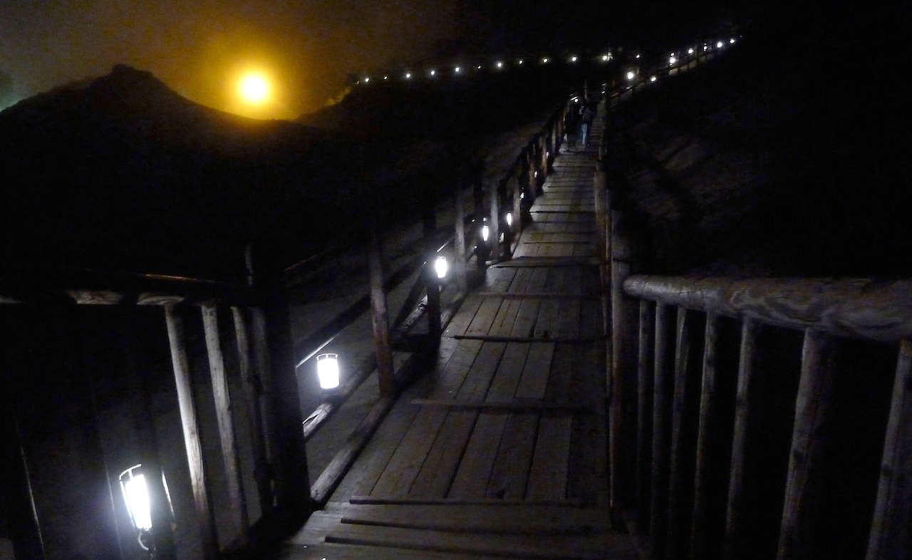 北海道の登別温泉の観光旅行 地獄谷