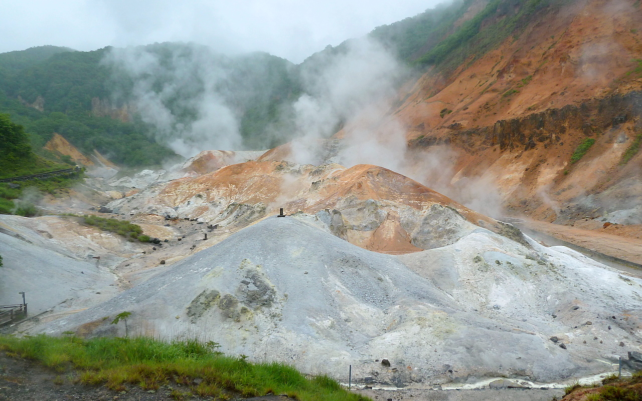 北海道の登別温泉の観光旅行 地獄谷