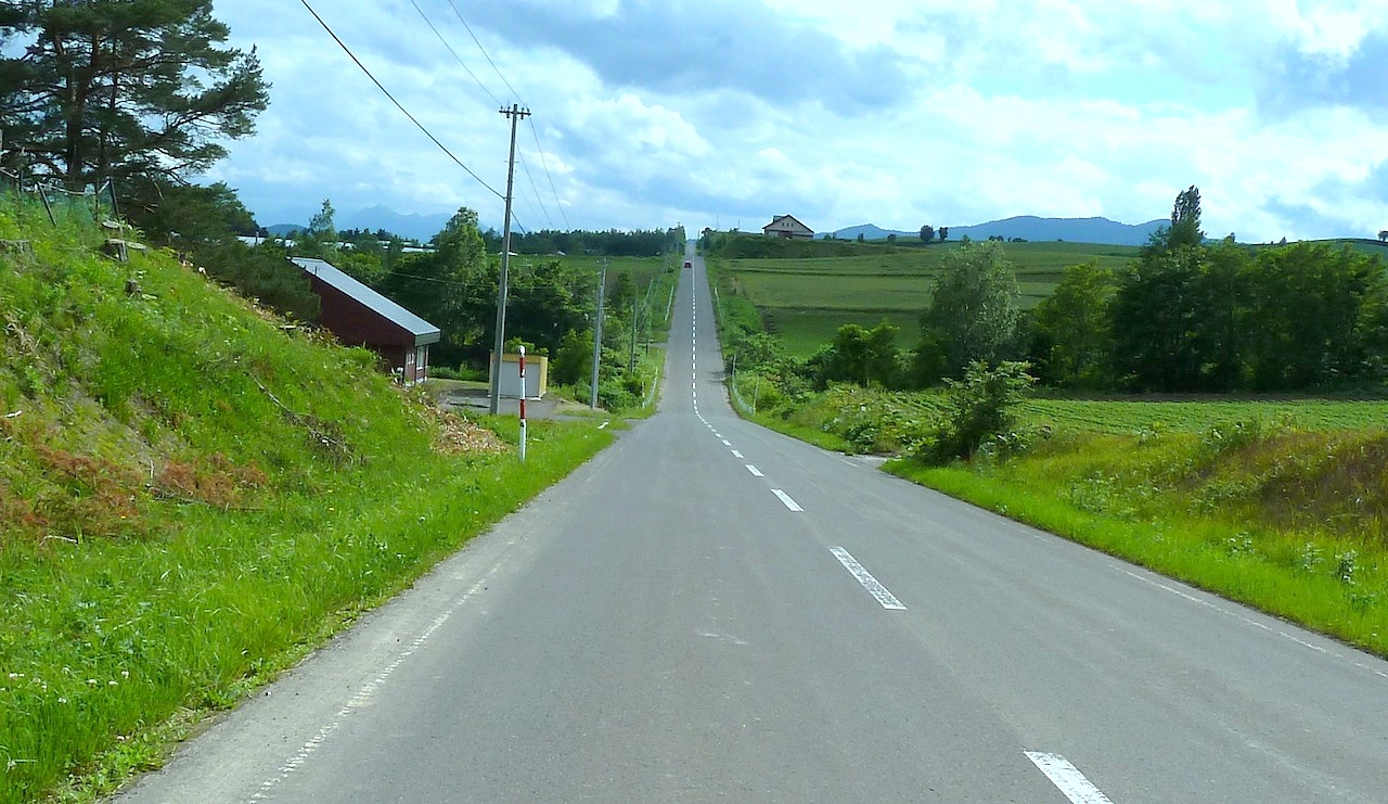 北海道の美瑛の観光旅行 ジェットコースターの路