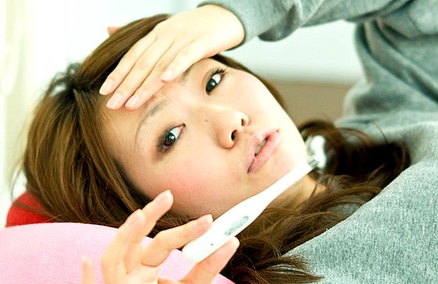 インフルエンザか風邪で高熱の女性