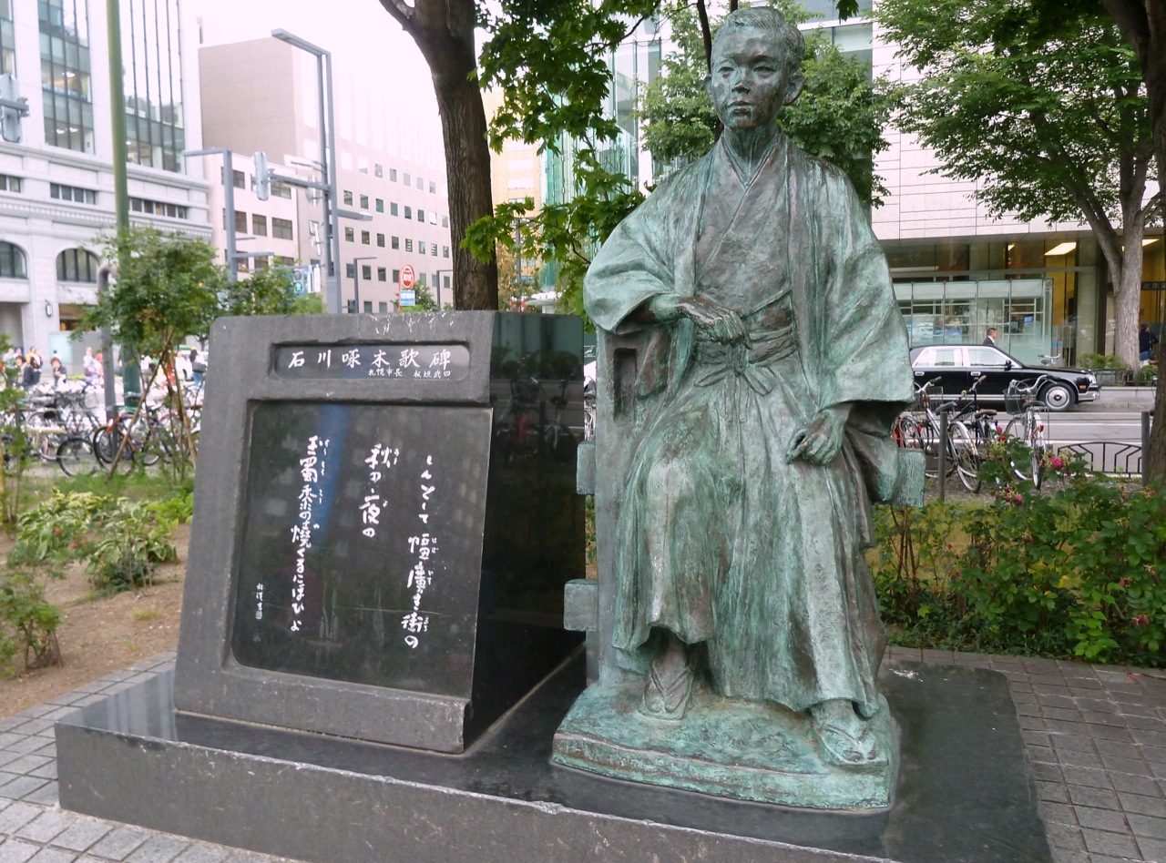北海道の札幌の観光旅行 大通公園の石川啄木像と歌碑