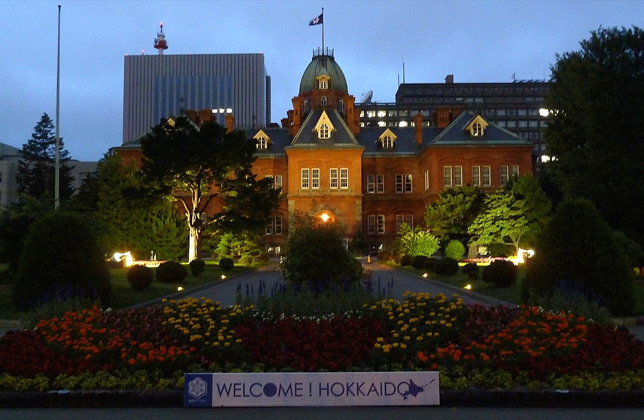 北海道の札幌の観光旅行 赤レンガの道庁旧本庁舎のライトアップ