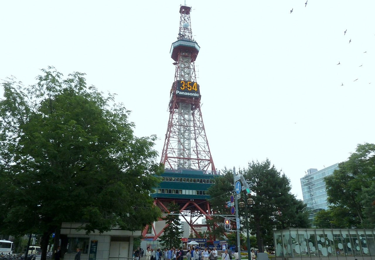 北海道の札幌の観光旅行 大通公園のさっぽろテレビ塔