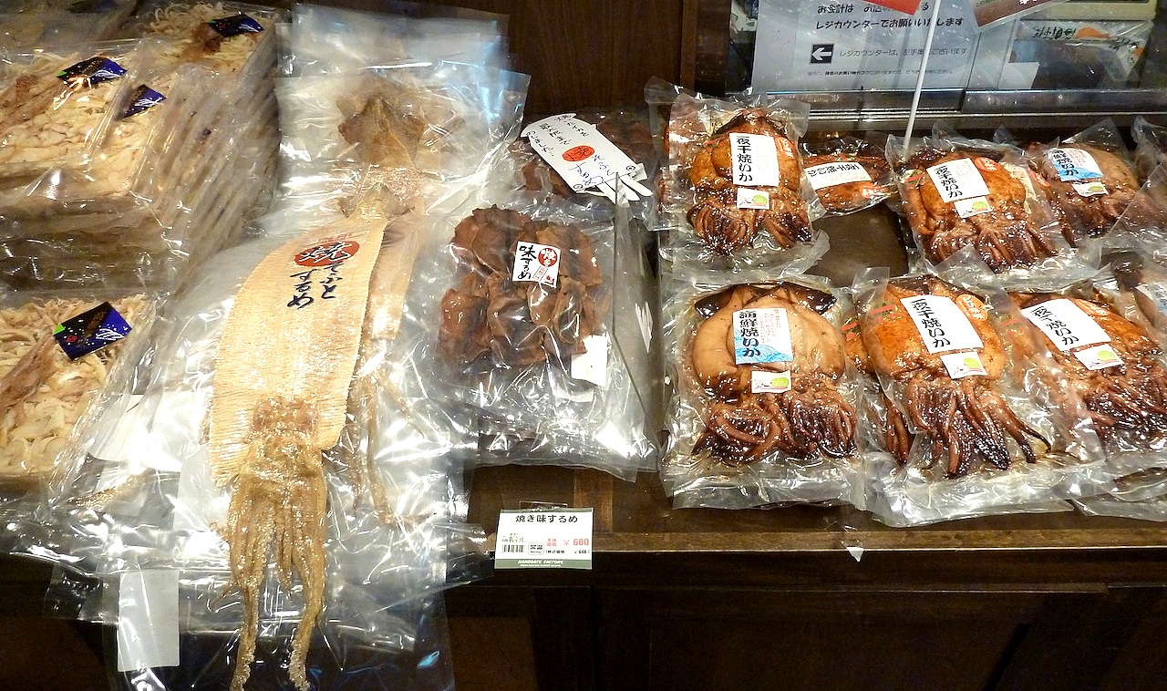 北海道の函館グルメ旅行 朝市のイカ