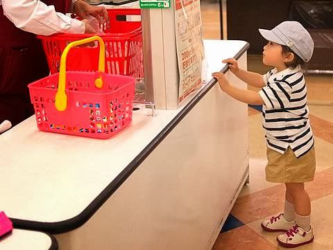 スーパーレジで会計待つ子供