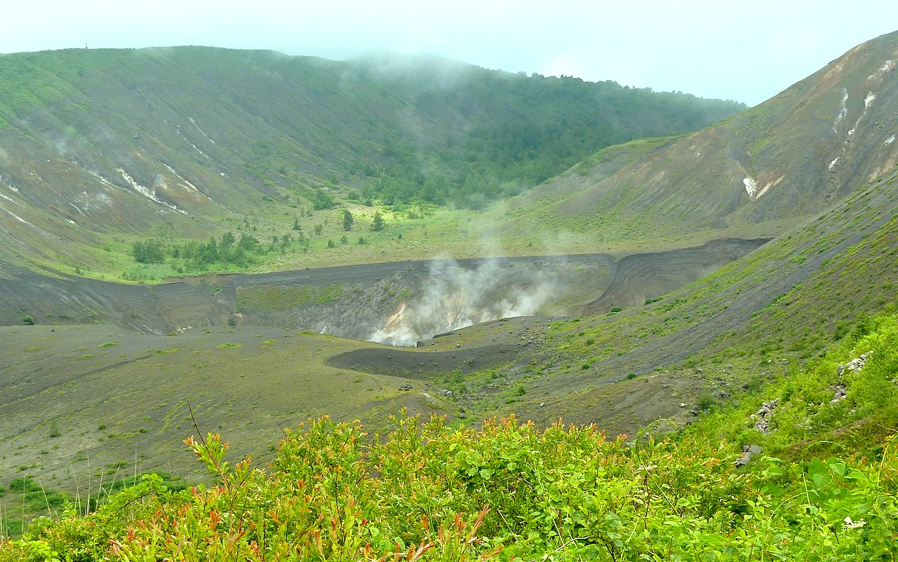 北海道の洞爺湖の観光旅行 有珠山の山頂から火口の噴煙
