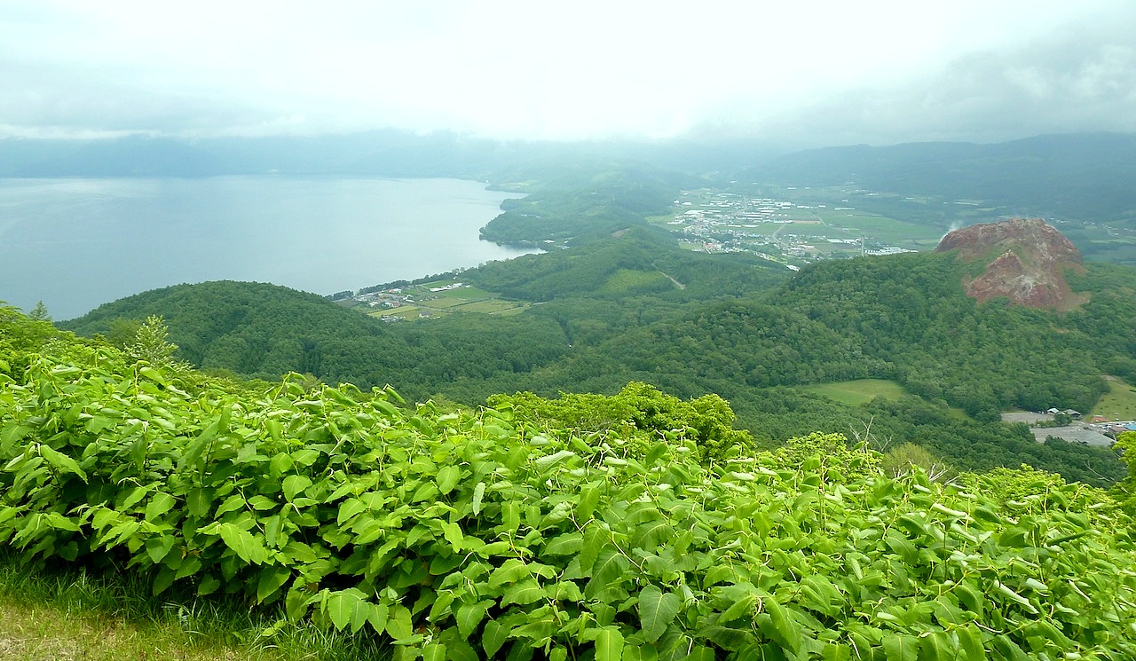 北海道の洞爺湖の観光旅行 有珠山から昭和新山と湖