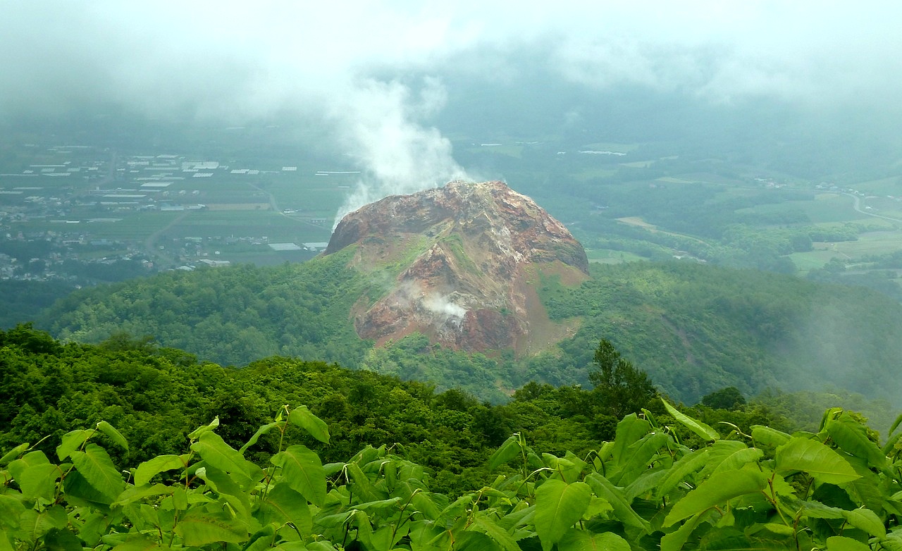 北海道の洞爺湖の観光旅行 有珠山から昭和新山