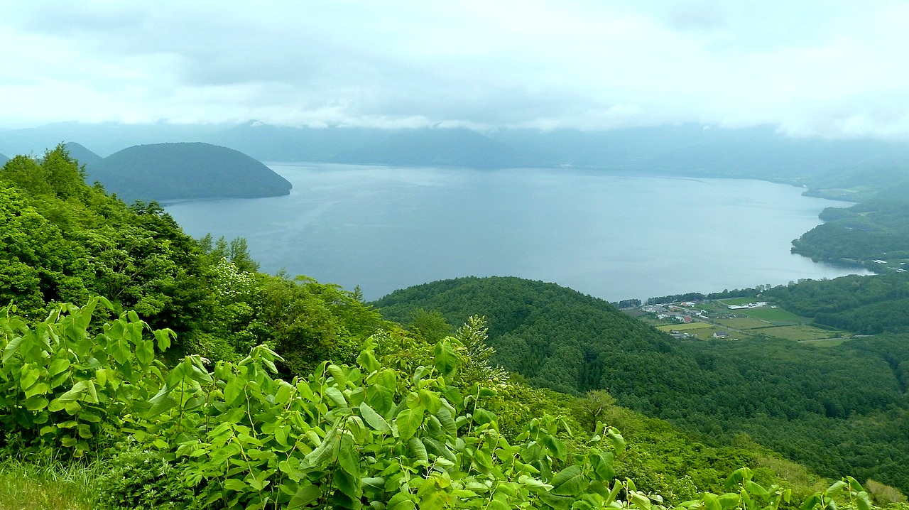 北海道の洞爺湖の観光旅行 有珠山の山頂から