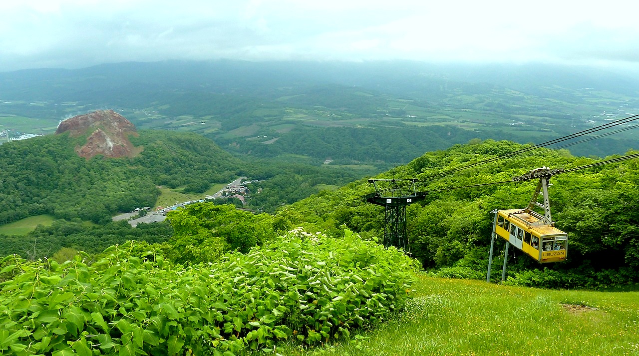 北海道の洞爺湖の観光旅行 有珠山の山頂から