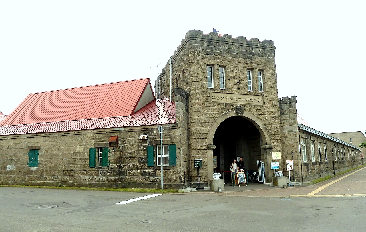 北海道の余市の観光旅行 マッサンのニッカウヰスキー蒸留所の門