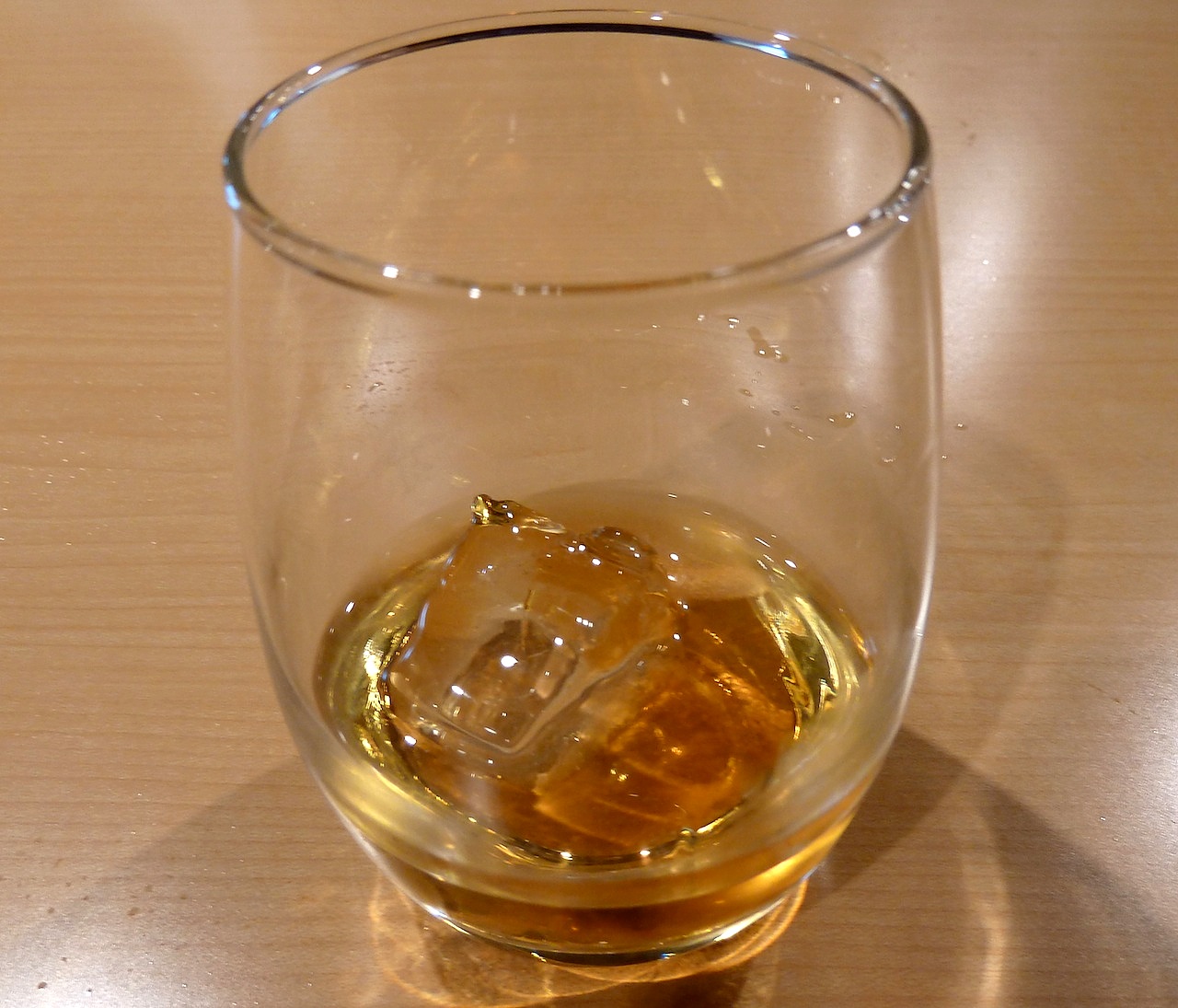 北海道の余市の観光旅行 マッサンのニッカウヰスキー蒸留所の無料試飲アップルワイン