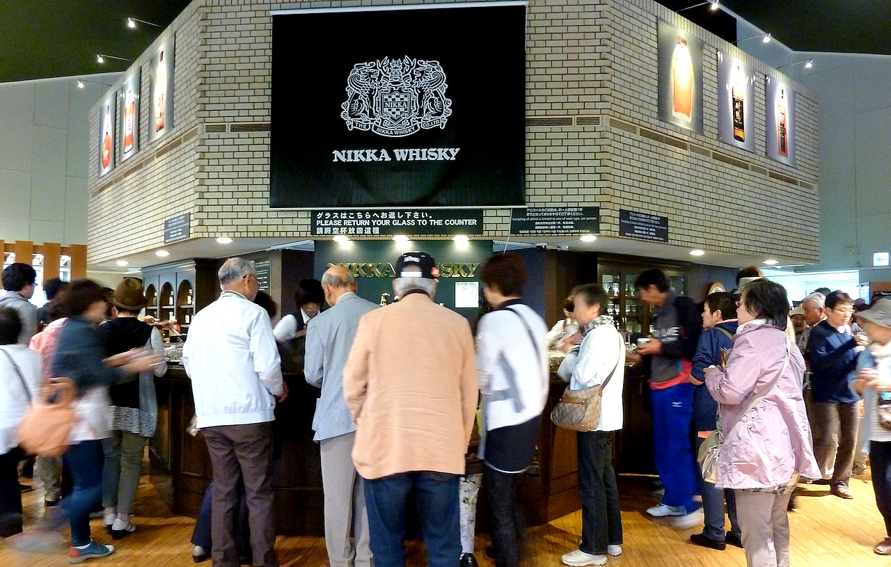 北海道の余市の観光旅行 マッサンのニッカウヰスキー蒸留所の無料試飲所